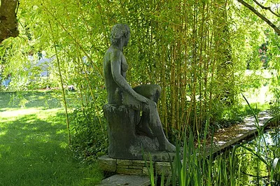 Frauenfigur am Wasser