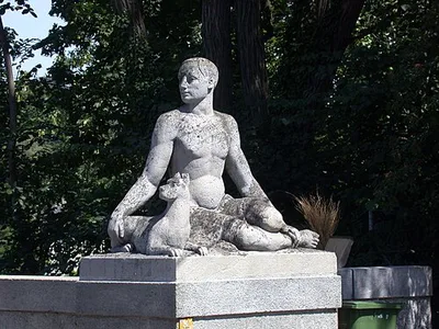 Männliche Figur mit Hund