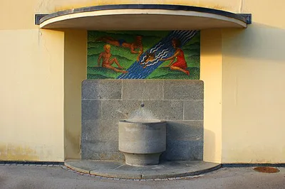 Hofbrunnen Stapfenackerschulhaus / Spielende Kinder mit Hund