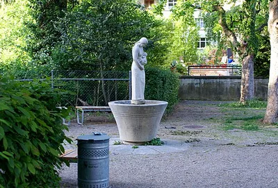 Brunnen Spielplatz Untere Humboldtstrasse / Mutter mit Säugling
