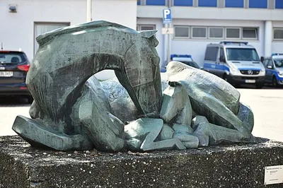 Liegende Stute mit Fohlen