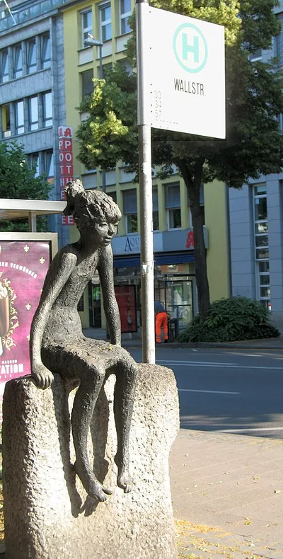Mädchen auf der Mauer
