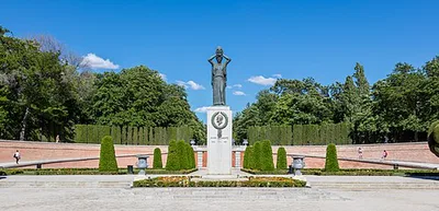Monumento a Jacinto Benavente