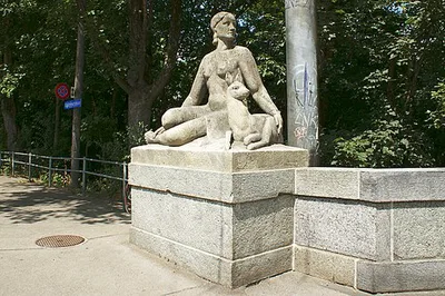 Weibliche Figur mit Reh