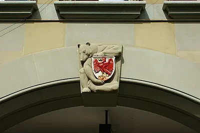 Bär mit Wappen