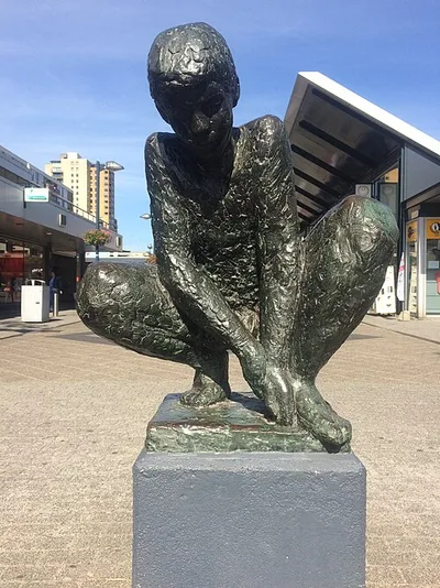 Hurkende Jongen
