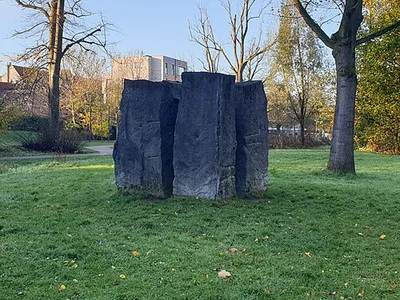 Pierre posée en forme de pyramide inversée - Steen in de vorm van een omgekeerde piramide