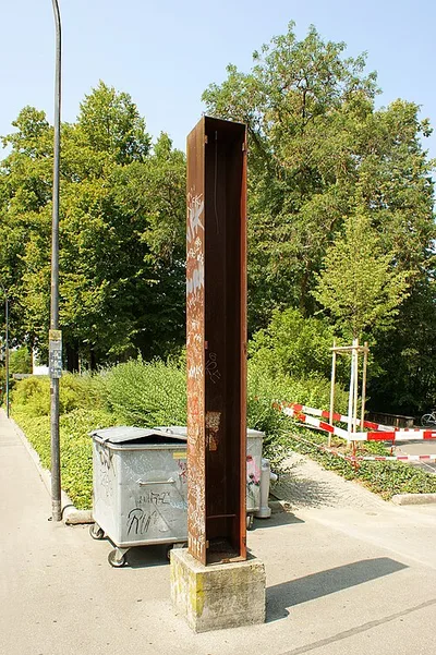 Hochstehender Metallkasten mit Senkblei