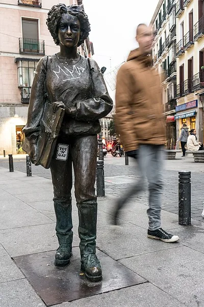 Joven caminando (Susana)