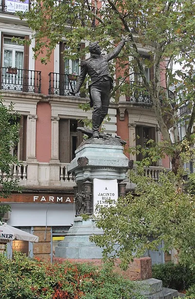 Estatua a Jacinto Ruiz Teniente de Infantería