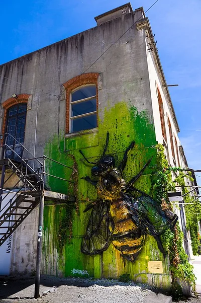 The Bee
