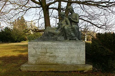 Zwei sitzende Frauenfiguren