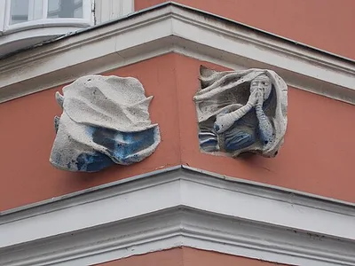 Falon átrepülő apáca