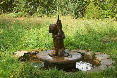 Zierbrunnen Elfenaupark / Fischfänger