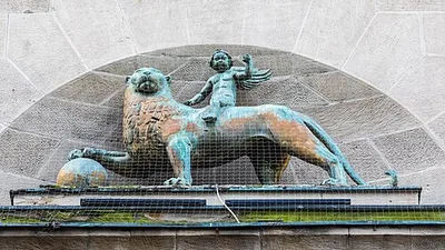 Löwe mit reitendem Knaben