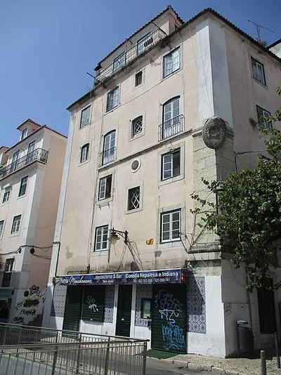 Edifício na Rua do Arco da Graça, esquina com a Calçada Nova do Colégio