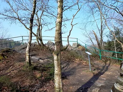 Unteres Perlenbachtal mit den Felsbildungen der Teufelsley, Engelsley, Bromelsley und Pferdeley