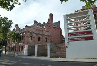Biblioteca Joaquín Leguina building