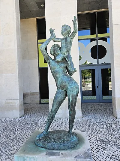 Mulher segurando o Menino