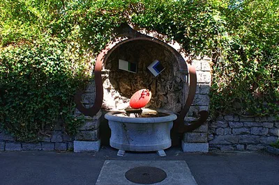 Favorite-Nischenbrunnen / Blaugrüner Blick