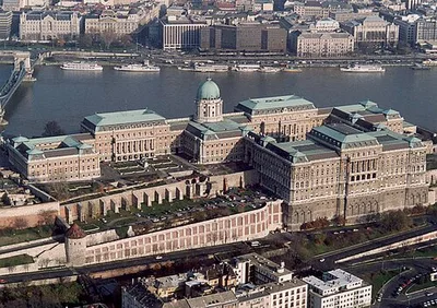 Budapest mit Donau-Ufern, Burgviertel Buda und Andrássy-Straße