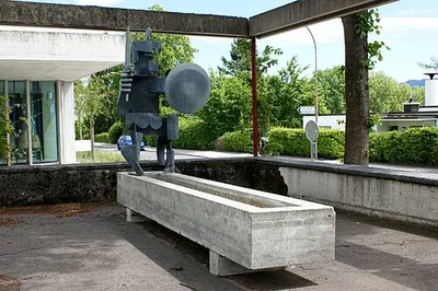 Brunnen Rossfeldschulhaus / Legionär