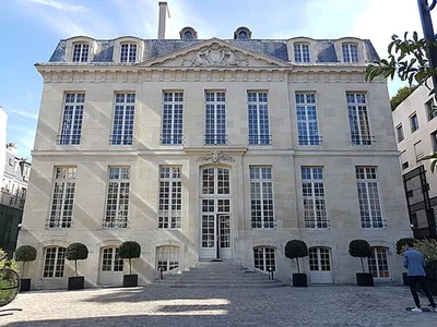 Hôtel Lebrun — Le Grand Hôtel des Rêves