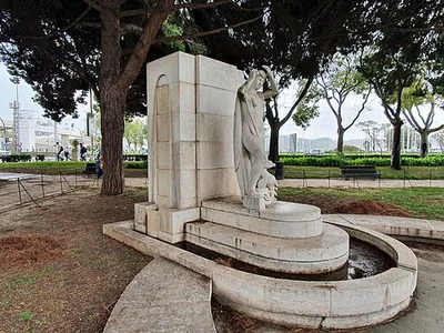 Figura Feminina (com cavalo marinho)