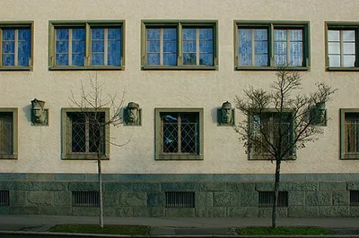 Vier Porträtköpfe