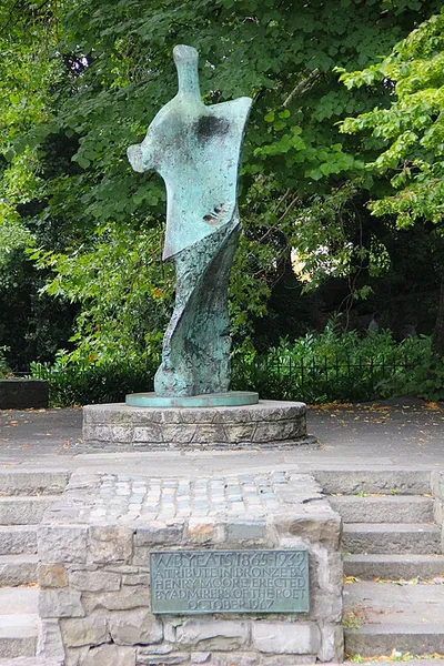 Stehende Figur: Knife Edge