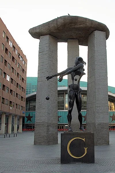 Escultura y Dolmen de Dalí