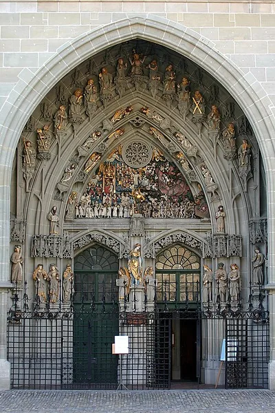 Hauptportal mit Jüngstem Gericht
