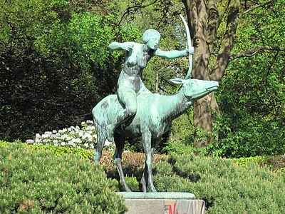 Diana | Diana auf der Hirschkuh