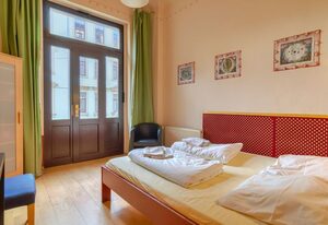 Hostel Mondpalast Dresden – Doppelzimmer mit Dusche und WC