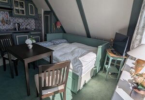 Mini-Wohnung mit Dachschräge im friesischen Stil