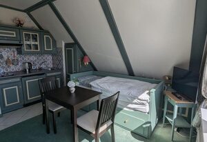 Mini-Wohnung mit Dachschräge im friesischen Stil
