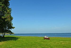 Ferienwohnung mit Sitzecke im Garten am Bodden in Ralswiek