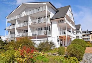 Fewo mit Balkon und Strandkorb am Strand