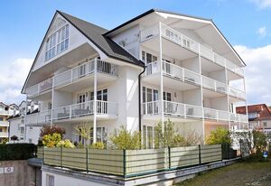 Fewo mit Balkon und Strandkorb am Strand