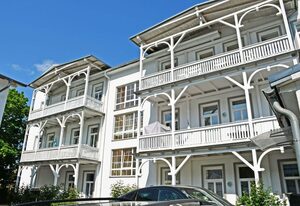 Appartementhaus mit Balkon im Ostseebad Göhren (HN) – 14 schöne 3-Raum-Ferienwohnung mit Seeblick u. Balkon