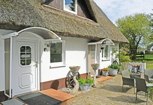 Urlaub unterm Reetdachhaus am Neuensiener See – Lütte Ferienwohnung unterm Reetdach