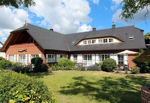 schöne Ferienwohnungen mit Terrasse/Balkon u. Sauna – Ferienwohnung mit Balkon und Kamin Störtebeker