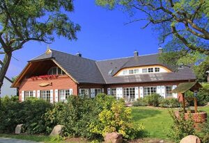 schöne Ferienwohnungen mit Terrasse/Balkon u. Sauna – Ferienwohnung mit Balkon und Kamin Störtebeker