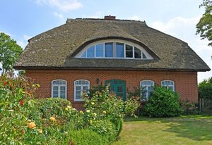 Ferienwohnungen im Landhaus am Deich mit großem Garten – Nr. 3 Appartement mit Kamin