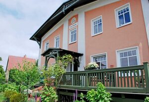 Appartementhaus zur Brücke direkt am See – Ferienappartement Pusteblume mit Terrasse