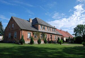 Ferienwohnungen im Gutshaus Gnies – 03 Ferienwohnung Rügen mit Kamin