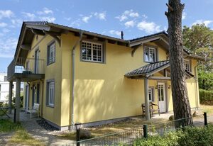A: Haus Strandkiefer - in strandnaher Lage – Wohnung 04 mit Kamin, Balkon & Meerblick