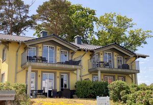 A: Haus Strandkiefer - in strandnaher Lage – Wohnung 04 mit Kamin, Balkon & Meerblick