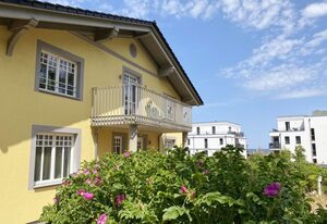 A: Haus Strandkiefer - in strandnaher Lage – Wohnung 04 mit Kamin, Balkon & Meerblick
