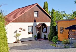 ruhig gelegene Ferienhäuser am Selliner See – Ferienhaus Charlotte mit Terrasse